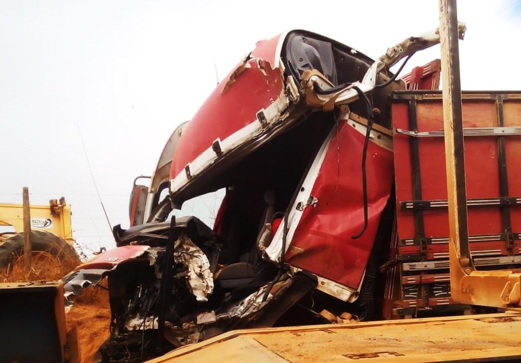 Acidente Entre Carreta Bitrem E Caminh O Deixa Motorista Ferido Na