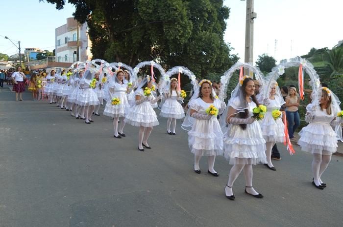 Escolas Municipais Realizam Desfile Junino Em Medeiros Neto Medeiros