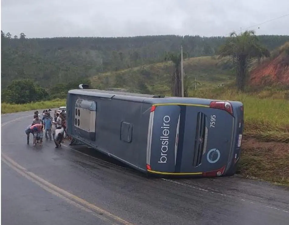 Ônibus da Brasileiro que seguia de Eunápolis para Teixeira se envolve