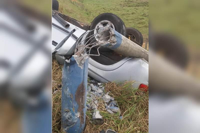 Quatro pessoas ficam feridas em acidente; carro se chocou contra poste em Lajedão