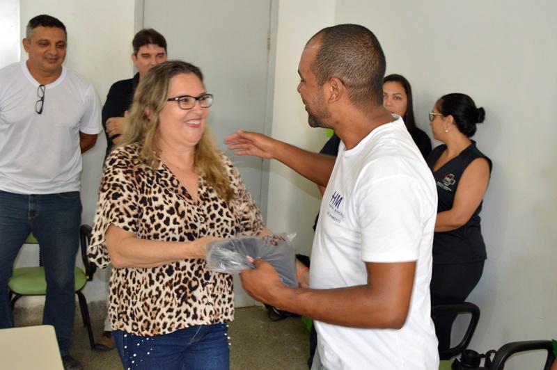 Prefeitura e Secretaria de Saúde entregam uniformes para servidores do Hospital Municipal