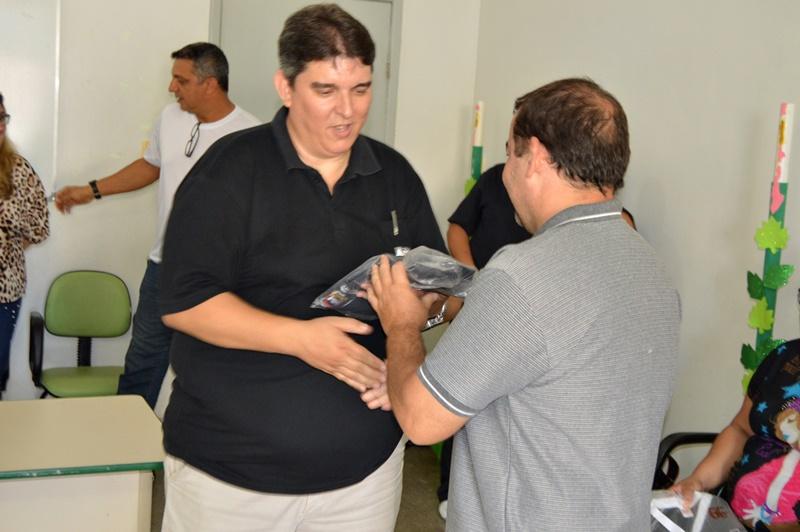 Prefeitura e Secretaria de Saúde entregam uniformes para servidores do Hospital Municipal