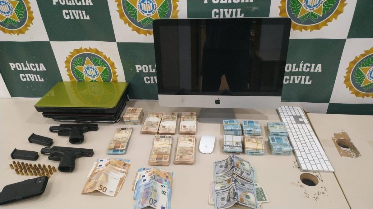 Após prisão, polícia apreende armas, dinheiro e computador na casa do pagodeiro Belo