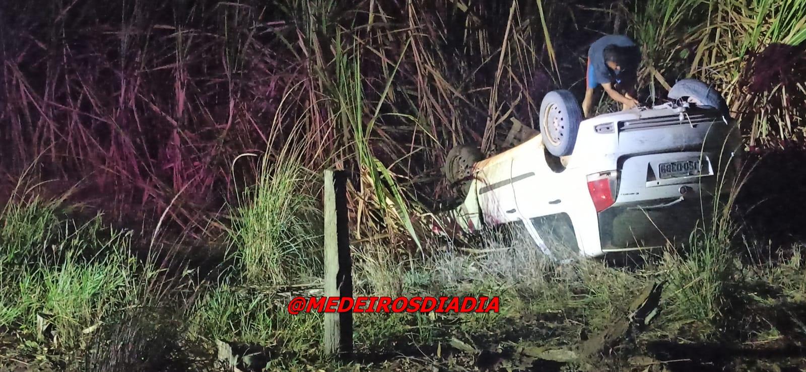 Motorista morre após capotar veículo em canavial, às margens da BA-290, em Medeiros Neto