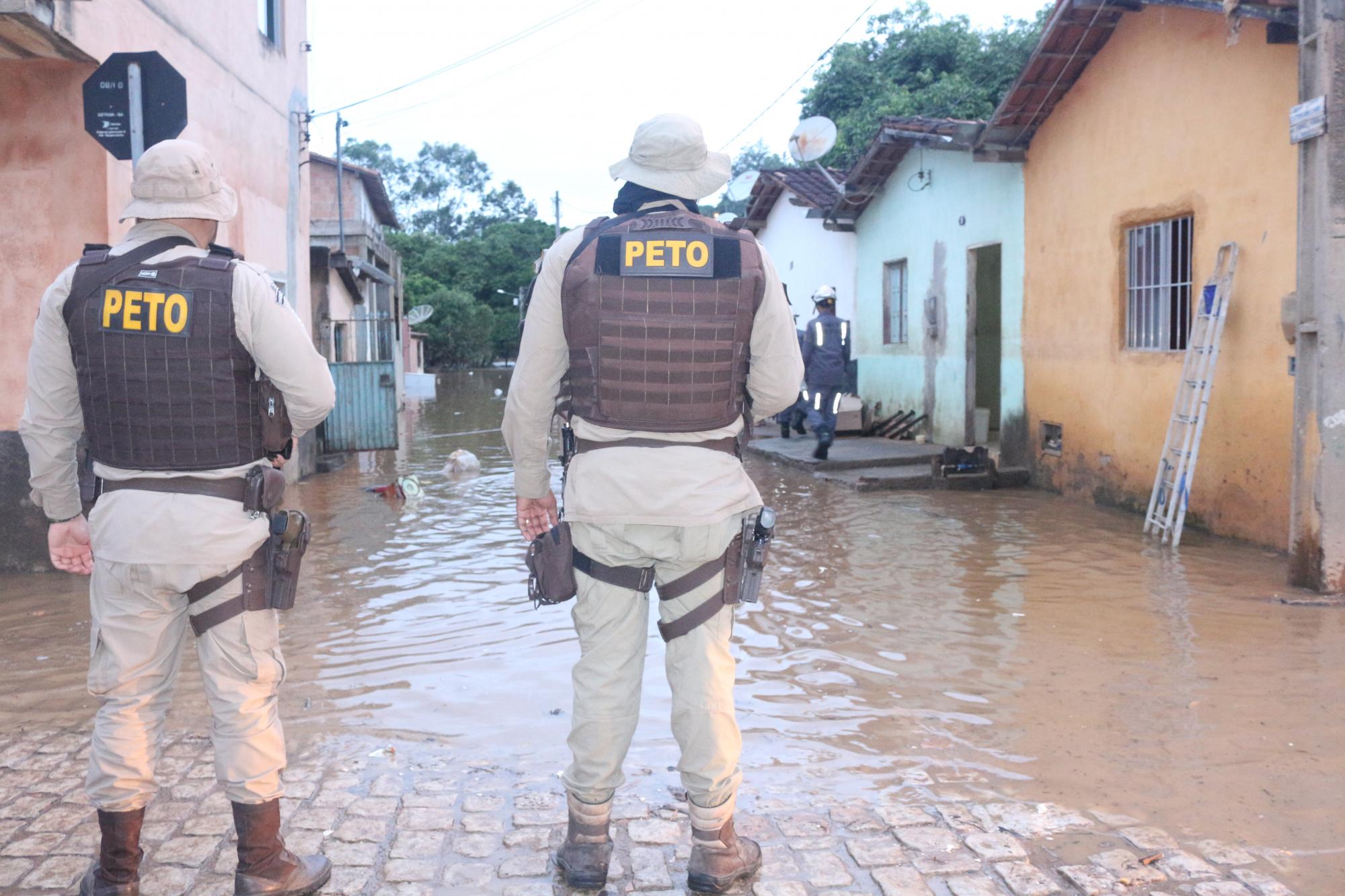 Revivendo pesadelo: moradores voltam a deixar suas casas com cheia do rio Água Fria, em Medeiros Neto