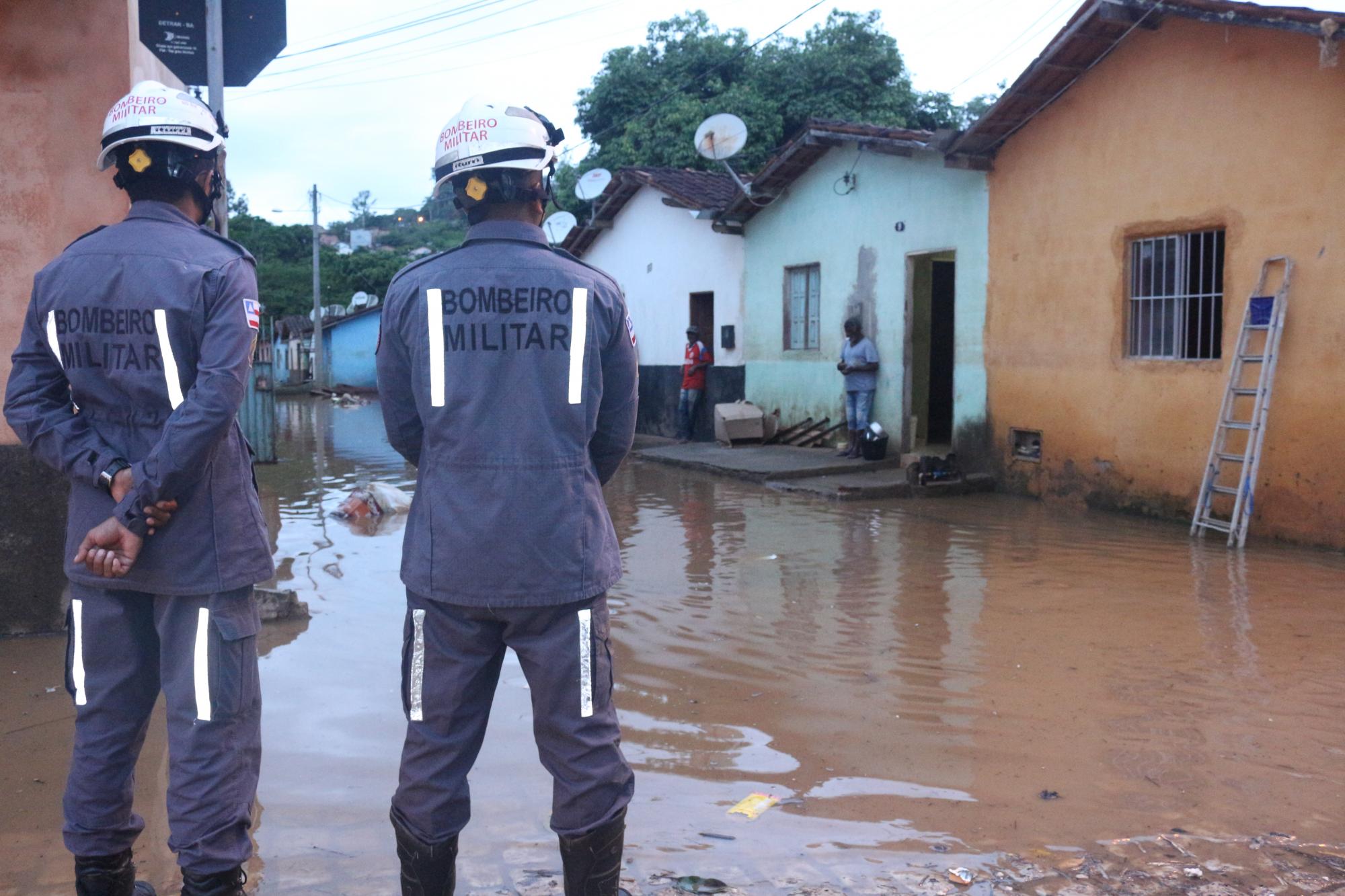 Revivendo pesadelo: moradores voltam a deixar suas casas com cheia do rio Água Fria, em Medeiros Neto