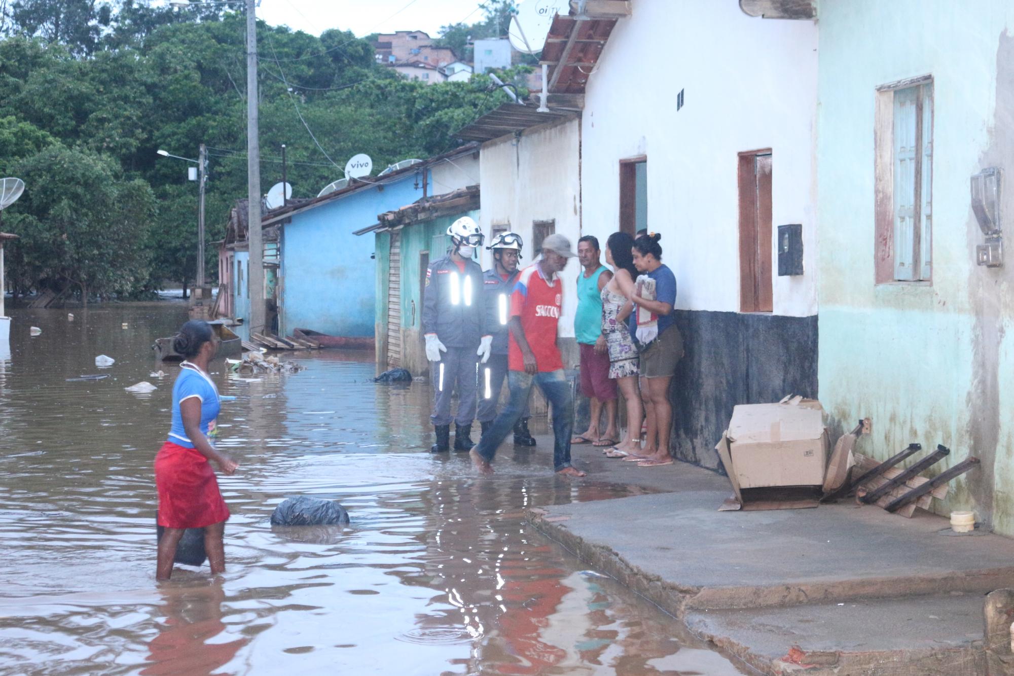 Revivendo pesadelo: moradores voltam a deixar suas casas com cheia do rio Água Fria, em Medeiros Neto