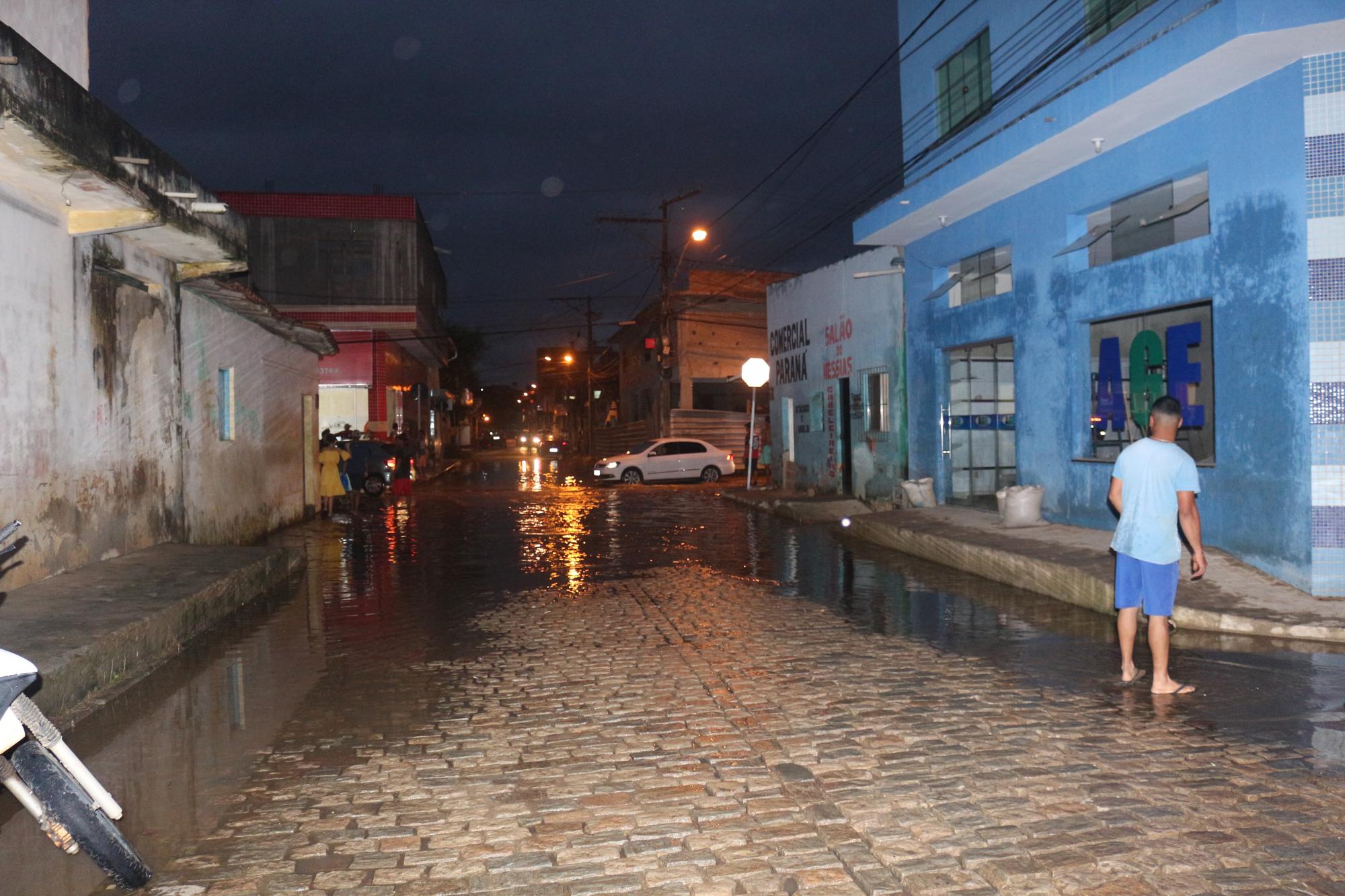 Revivendo pesadelo: moradores voltam a deixar suas casas com cheia do rio Água Fria, em Medeiros Neto