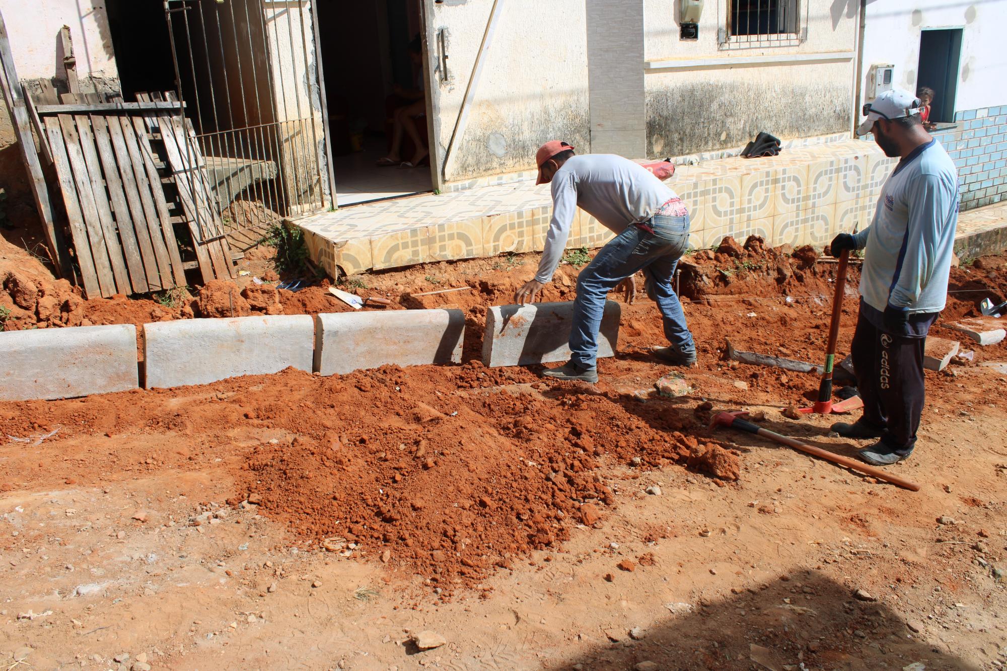 Prefeito Mildson inicia pavimentação de mais duas ruas no Bairro Monte Santo