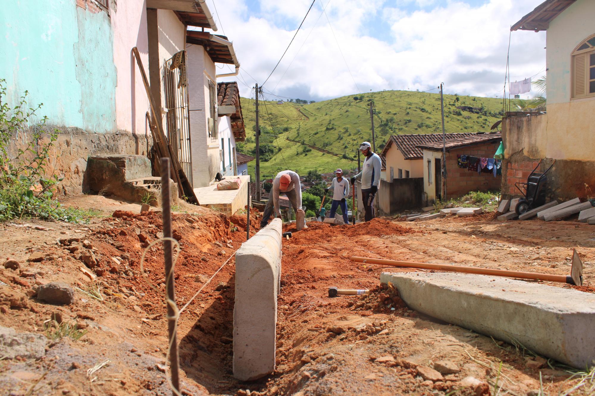 Prefeito Mildson inicia pavimentação de mais duas ruas no Bairro Monte Santo