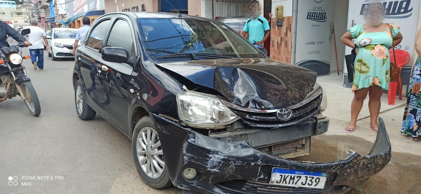 Carro perde freio e provoca acidente no centro de em Medeiros Neto