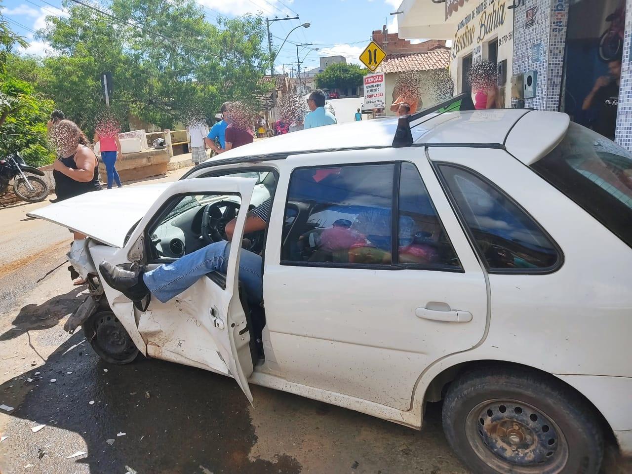 Carro perde freio e provoca acidente no centro de em Medeiros Neto