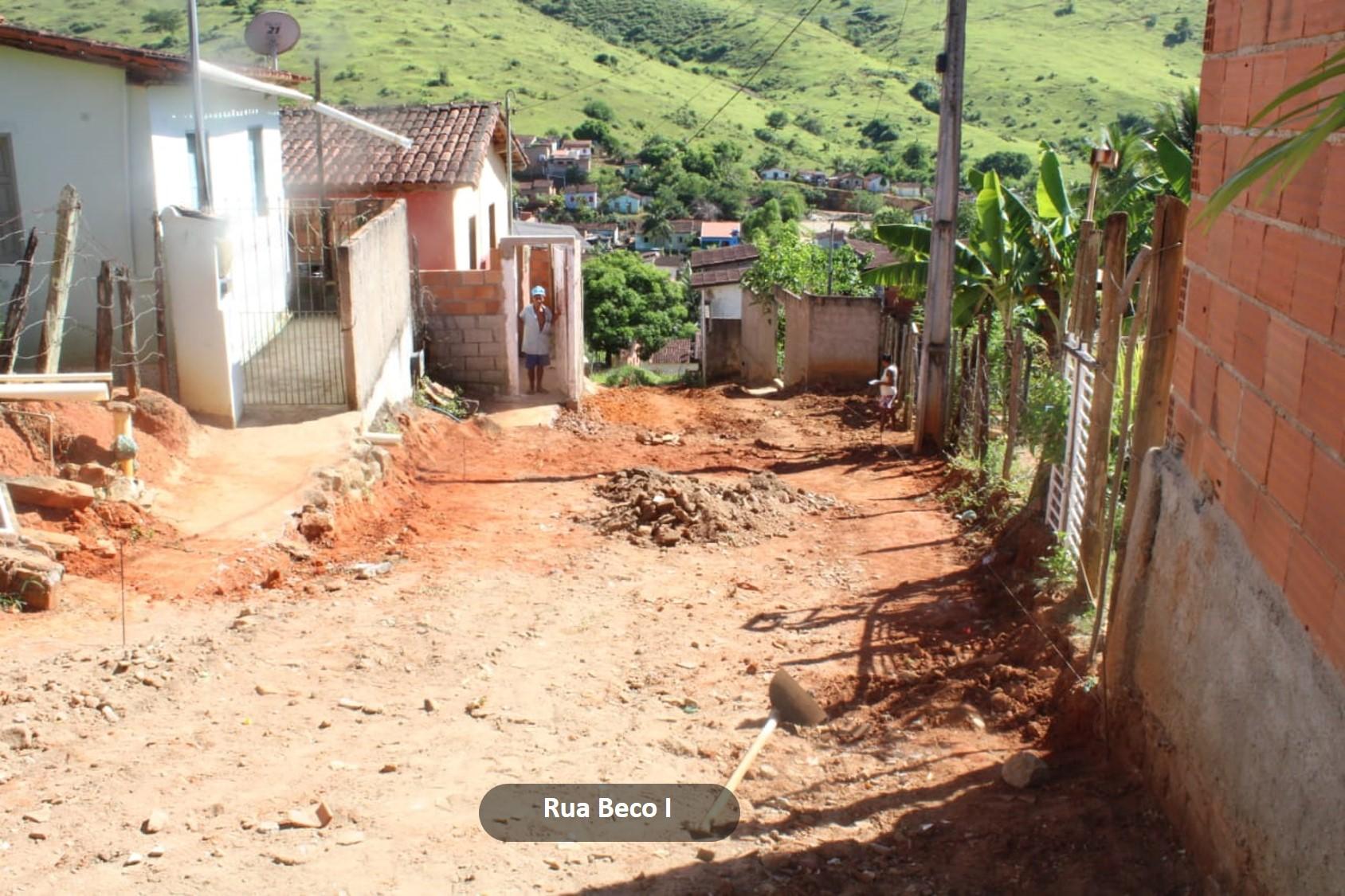 Prefeitura de Itanhém finaliza pavimentação no bairro Monte Santo e dá início a outra rua