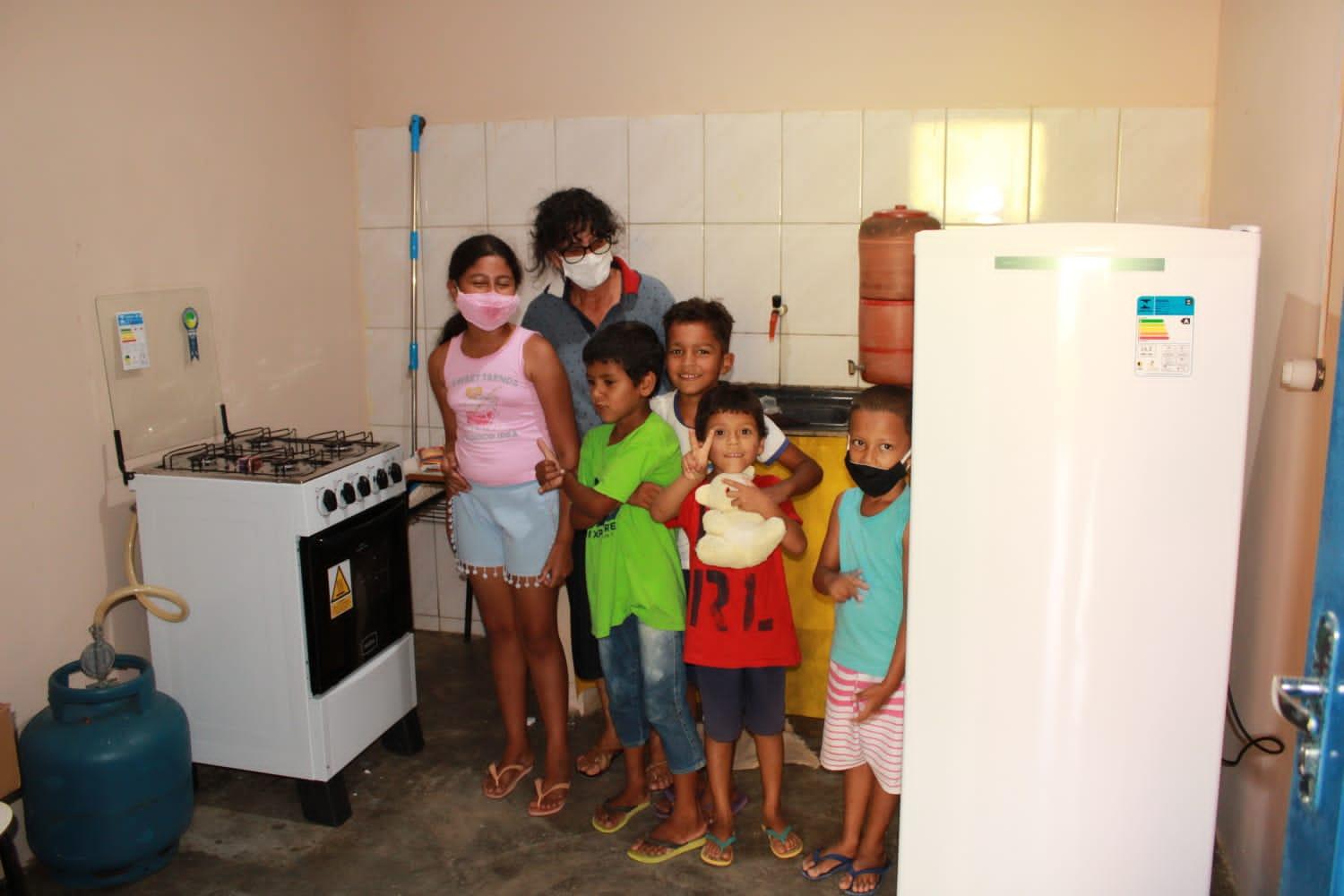 Prefeitura de Itanhém faz reforma e entrega geladeira e fogão novos em Escola da Comunidade Água Fria