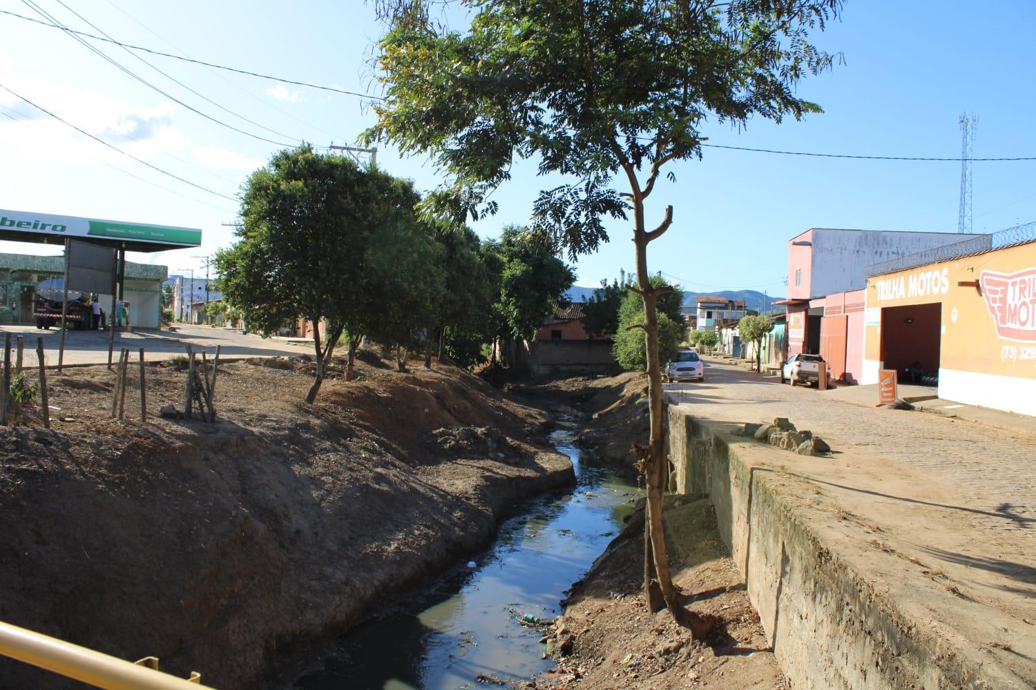 Infraestrutura faz novo trabalho de dragagem em canais e rios de Itanhém