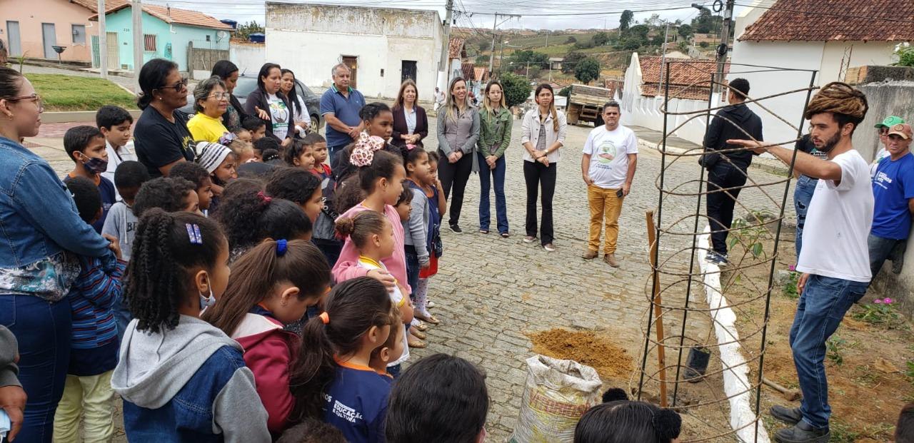 Equipes voluntárias se unem em ação de revitalização da Ilha Tropical, em Medeiros Neto