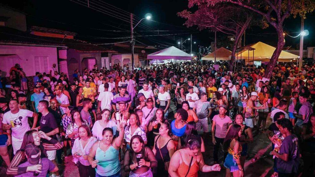 Vereda celebra 34 anos e tem noite agitada com Felipe Oliveira, Carro de Playboy e Som do Povo