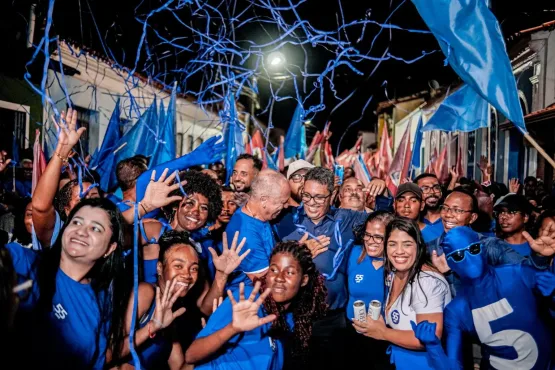 Caravelas vive dia de política e paixão: multidão participa da Convenção do Dr. Adauto