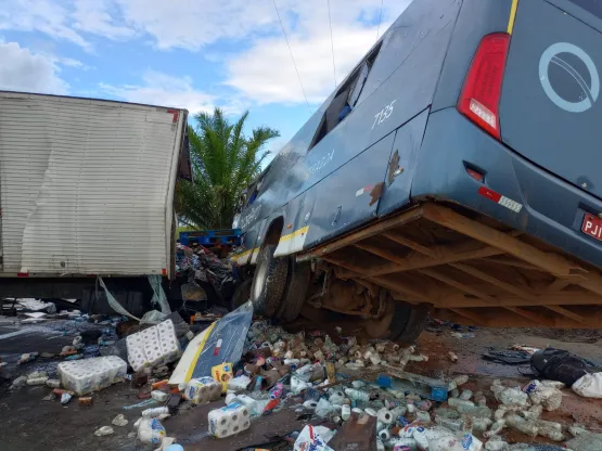 Colisão entre ônibus da Brasileiro e caminhão na BR-101 deixa duas vítimas fatais e vários feridos