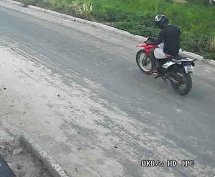 Motocicleta é furtada em frente à casa da vítima em Medeiros Neto; suspeitos seguiram rumo a Teixeira