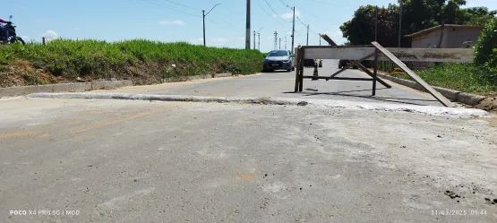 Vídeo: morador instala quebra-molas irregular e motorista sofre prejuízo em Medeiros Neto.