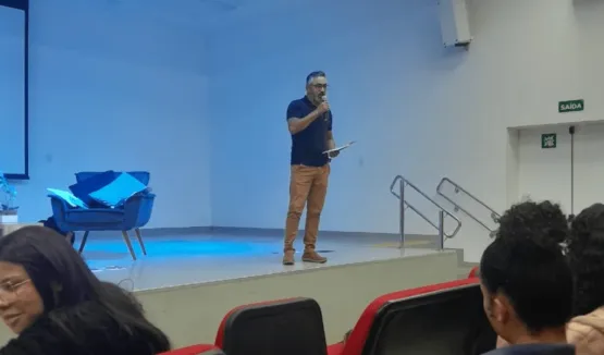 Palestra com Luiz Brandão inspira alunos do CETEP de Medeiros Neto com vivências práticas em RH
