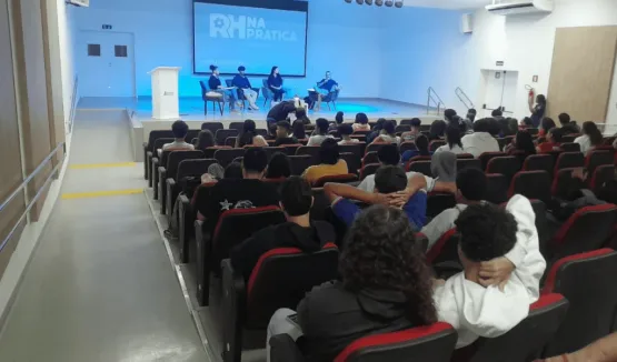 Palestra com Luiz Brandão inspira alunos do CETEP de Medeiros Neto com vivências práticas em RH