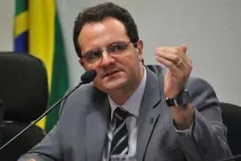 Dilma manda ministro desmentir mudança no reajuste do salário.
