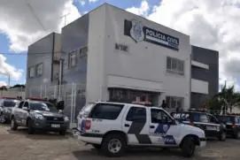 Bandidos armados fazem juiz e família reféns em assalto em Pinheiros