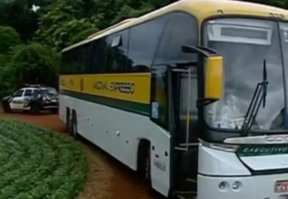 Homens armados promovem arrastão em ônibus da Viação do Expresso Brasileiro