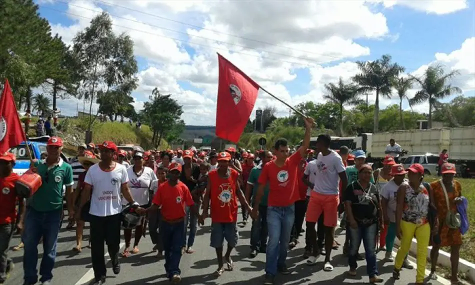 Manifestantes fecham BR’s em toda Bahia