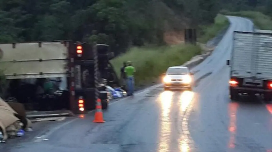 Carreta tomba na BR 101 e populares saqueiam carga; Dois são presos