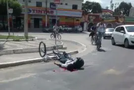 Estudante morre em acidente com carreta de eucalipto no centro de Teixeira.