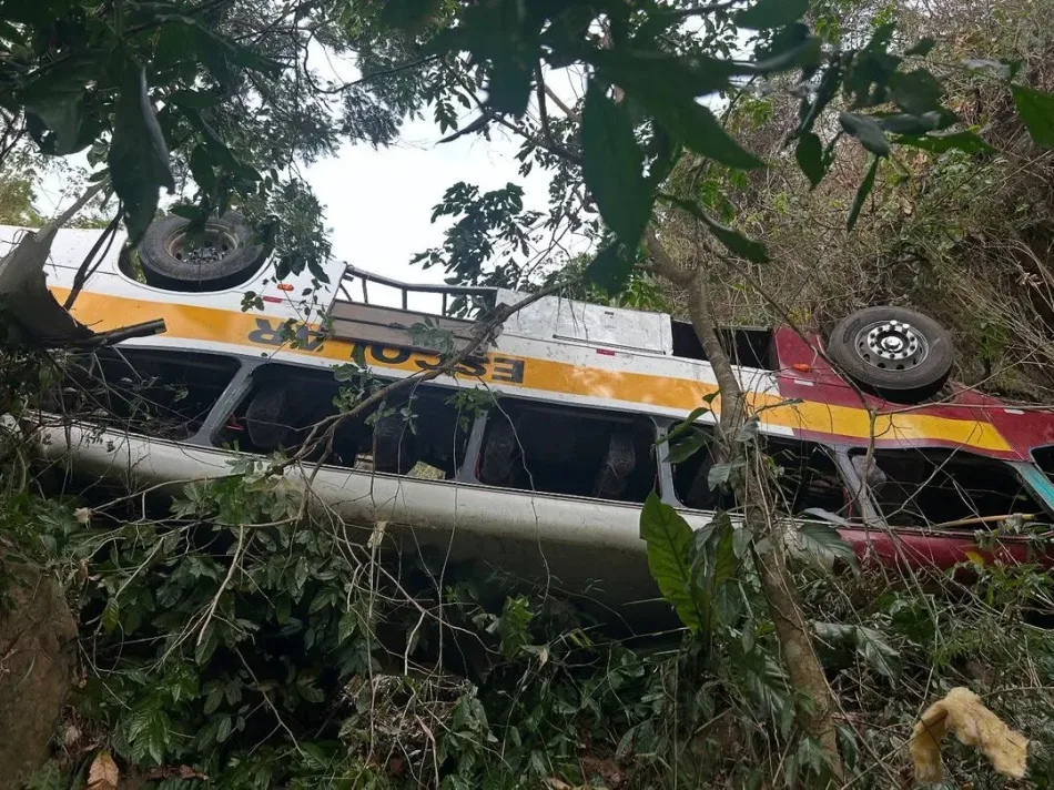 Acidente com ônibus no interior de Alagoas deixa 23 mortos e quase 30 feridos