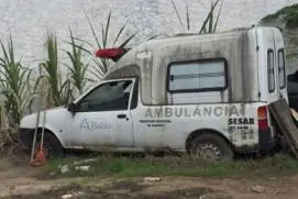 Flagrante: Ambulância da Prefeitura de Lajedão “apodrece” abandonada em Teixeira de Freitas