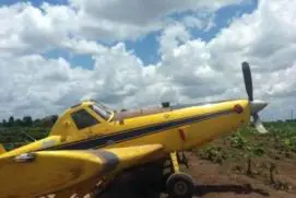 Avião agrícola se choca em rede elétrica e faz pouso forçado