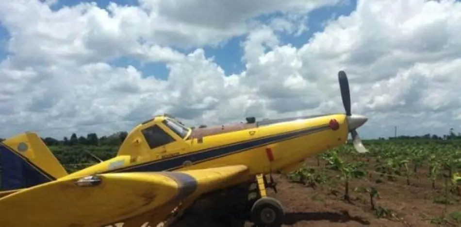 Avião agrícola se choca em rede elétrica e faz pouso forçado