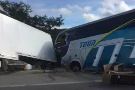 Bahia de luto: Ônibus do Sub-15 se envolve em acidente com mortos e feridos