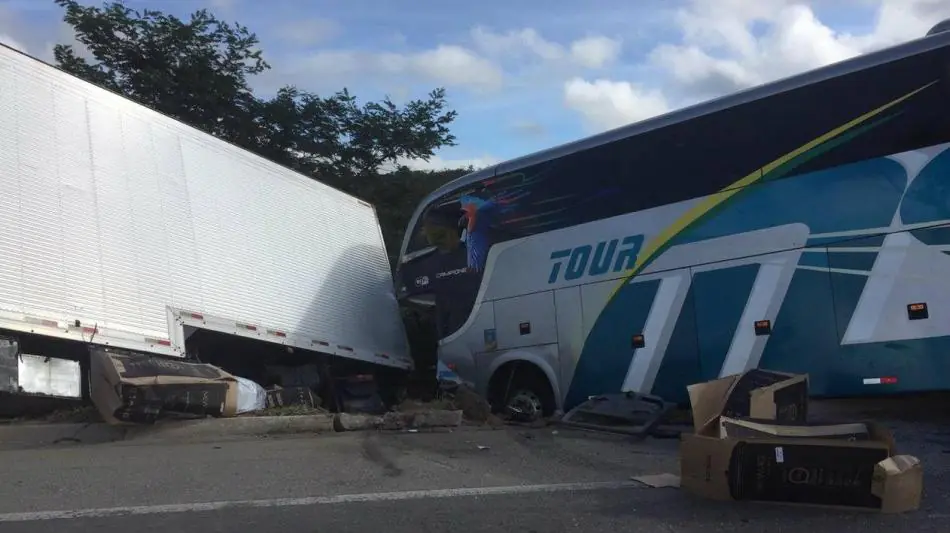 Bahia de luto: Ônibus do Sub-15 se envolve em acidente com mortos e feridos