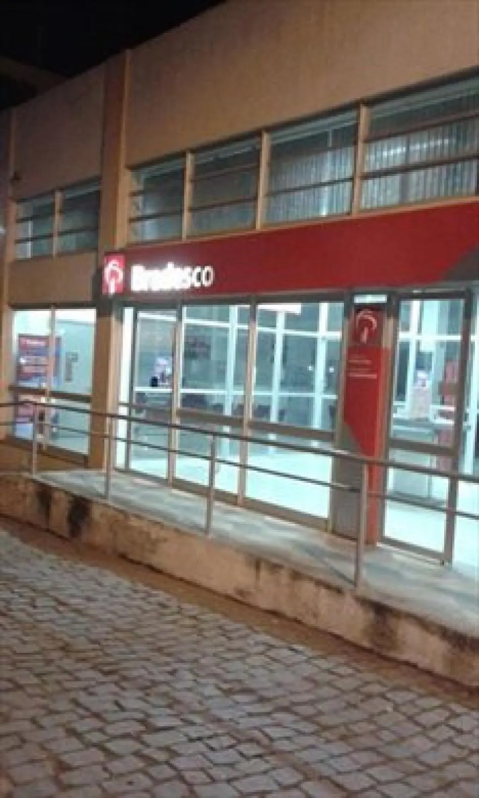População sofre com falhas em sistema de caixas eletrônicos do Bradesco de Medeiros Neto. 