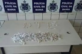 Policia estoura “boca de fumo” e apreende 956 pedras de crack 