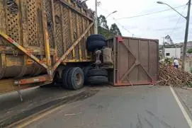 Carreta de cana dá “éle” e vagão tomba, interditando a BA-290, em Medeiros Neto