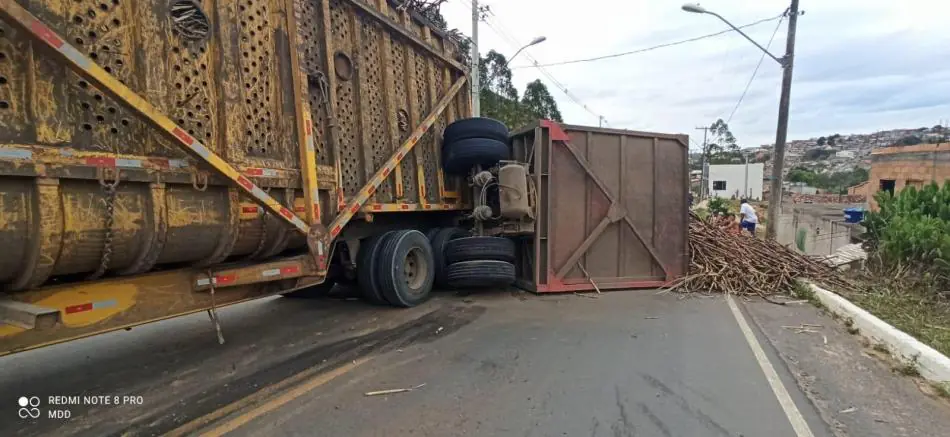 Carreta de cana dá “éle” e vagão tomba, interditando a BA-290, em Medeiros Neto