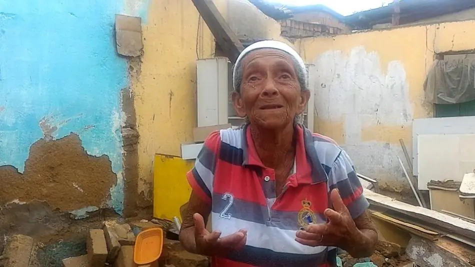 Vídeo: Chuva derruba casa em Jucuruçu e idosa pede ajuda para construir um novo lar