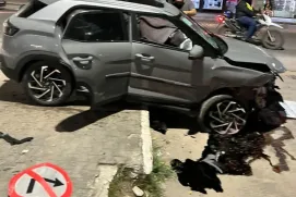 Cigano de 20 anos morre em sequência de colisões no centro de Teixeira de Freitas