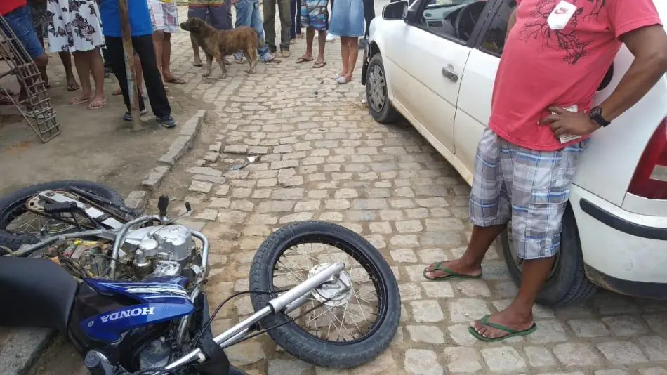 Colisão entre carro e moto em cruzamento deixa piloto ferido em Medeiros Neto Medeiros Dia Dia