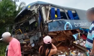 Colisão entre ônibus da Brasileiro e caminhão na BR-101 deixa duas vítimas fatais e vários feridos