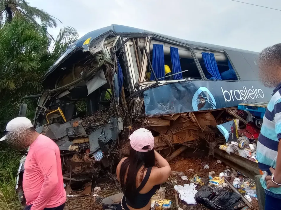 Colisão entre ônibus da Brasileiro e caminhão na BR-101 deixa duas vítimas fatais e vários feridos