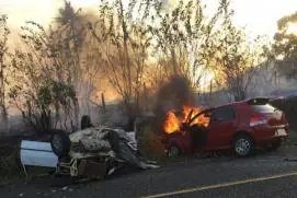 Colisão frontal entre carros de passeio causa incêndio e deixa vítimas fatais