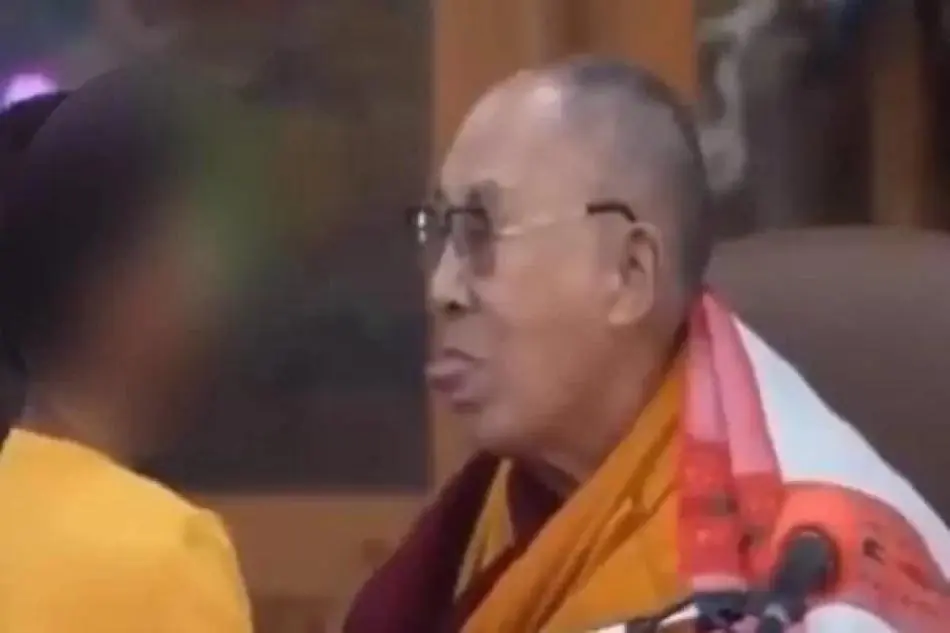 Dalai Lama pede desculpas por pedir a menino para 'chupar' sua língua